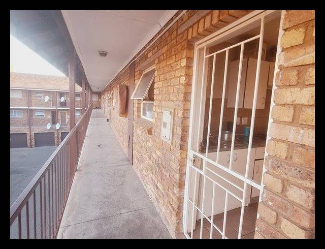 2 BEDROOM TOWNHOUSE FOR SALE IN KEMPTON PARK
